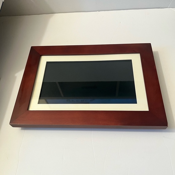 Philips Digital Photo Frame with Brown Wood Frame - Picture 3 of 8